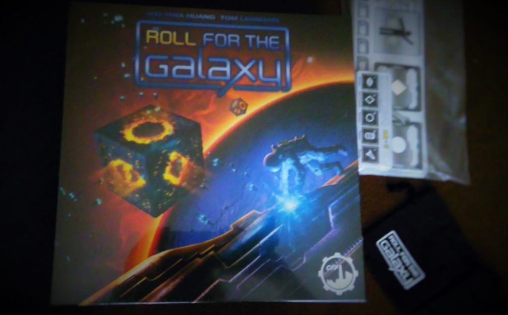 Pudełko gry Roll for the Galaxy, wraz z dostarczonymi gratisami. Po prostu kosmos :)