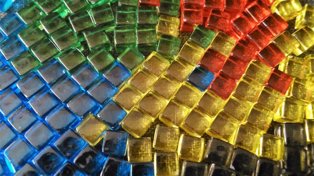 Te kwadraciki w kolorach tęczy to znaczniki graczy. Łącznie jest ich aż 200. Są przezroczyste, malutkie i cieszą oczy.