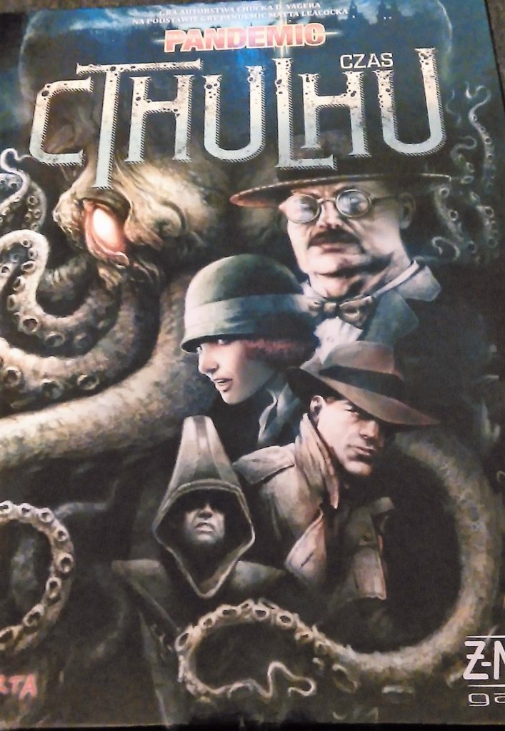 Wieczko pudełka do gry Pandemic: Czas Cthulu. Całość utrzymana w ciemnej kolorystyce, klimat podchodzi pod scenerię horrorów.