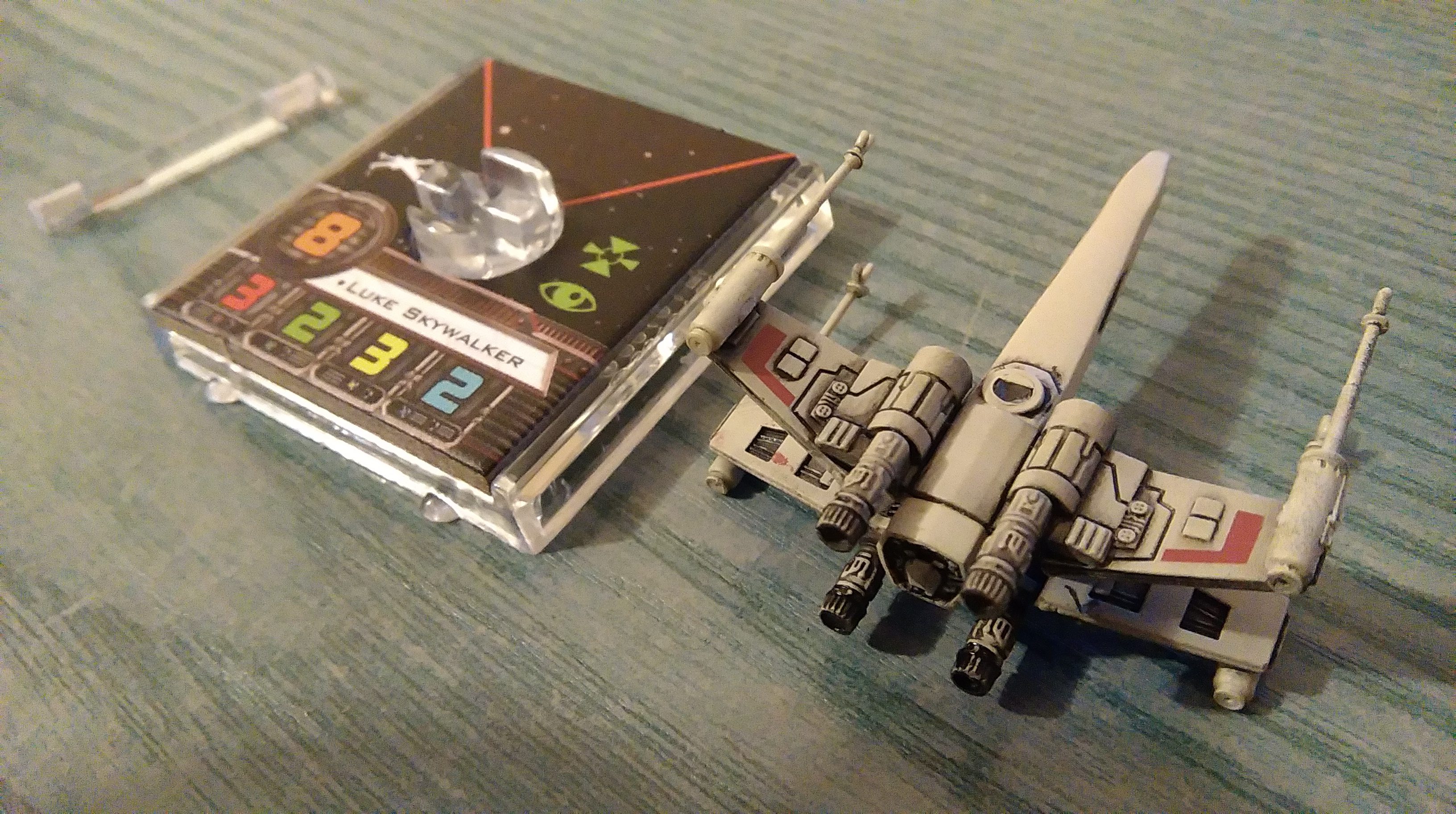 Na obrazku tego dobrze nie widać, ale X-Wing został ułamany z patyczkiem służącym do montowania do podstawki.